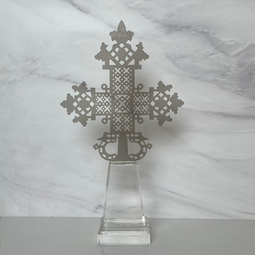 Cruz de acrílico color humo