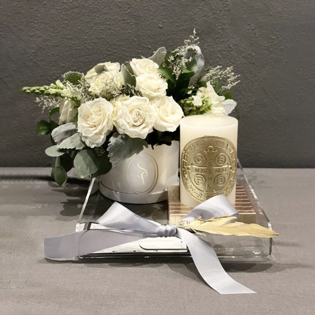 KIT FLORES ELOA CON CIRIO MEDIANO DE SAN BENITO EN DORADO EN BASE PIEL