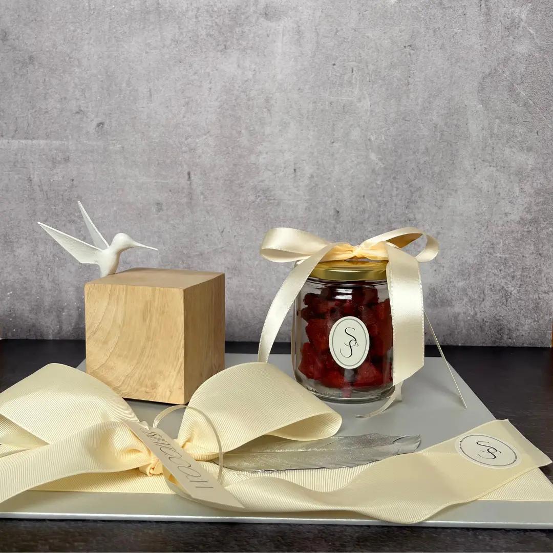 PIÑA ENCHILADA Y COLIBRÍ DAVIT NAVA CON ALAS BLANCO